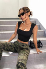 Kadın Siyah Kare Yaka Kalınlaşan Omuz Detaylı Crop Top Bluz - Görsel 5