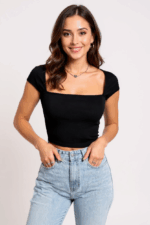 Kadın Siyah Kare Yaka Yarım Kol Göğüs Dekolteli Crop Top Bluz – Şık, Rahat ve Kolay Kombinlenebilir - Görsel 2