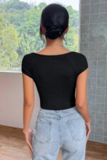 Kadın Siyah Kare Yaka Yarım Kol Göğüs Dekolteli Crop Top Bluz – Şık, Rahat ve Kolay Kombinlenebilir - Görsel 4