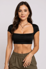 Kadın Siyah Sırt Dekolteli ve Boyundan Bağlamalı Yarım Kol Crop Top Bluz – Şık, Rahat ve Kolay Kombinlenebilir