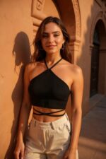 Kadın Siyah Sırtı Açık Boyundan Çapraz Bağlamalı Crop Top Bluz – Şık, Rahat ve Kolay Kombinlenebilir - Görsel 2