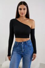 Kadın Siyah Tek Omuz Detaylı Uzun Kol Crop Top Bluz – Şık, Rahat ve Kolay Kombinlenebilir