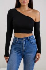 Kadın Siyah Tek Omuz Detaylı Uzun Kol Crop Top Bluz – Şık, Rahat ve Kolay Kombinlenebilir - Görsel 2