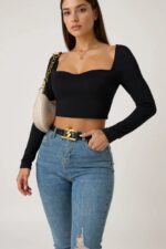 Kadın Siyah Uzun Kol Göğüs Dekolteli Şık Crop Top Bluz – Şık, Rahat ve Kolay Kombinlenebilir - Görsel 2