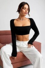 Kadın Siyah Uzun Kol Göğüs ve Sırt Dekolteli Crop Top Bluz – Şık, Rahat ve Kolay Kombinlenebilir - Görsel 2