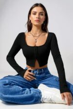 Kadın Siyah Uzun Kollu Agraflı Göğüs ve Göbek Dekolteli Crop Top Bluz – Şık, Rahat ve Kolay Kombinlenebilir - Görsel 2