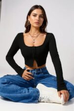Kadın Siyah Uzun Kollu Agraflı Göğüs ve Göbek Dekolteli Crop Top Bluz – Şık, Rahat ve Kolay Kombinlenebilir - Görsel 3