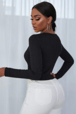 Kadın Siyah Uzun Kollu Düğmeli Göğüs ve Göbek Dekolteli Crop Top Bluz – Şık, Rahat ve Kolay Kombinlenebilir - Görsel 2