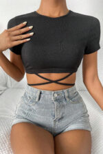 Kadın Siyah Yarım Kol Çapraz Bağlamalı Crop Top Bluz – Şık, Rahat ve Kolay Kombinlenebilir - Görsel 3