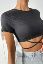 Kadın Siyah Yarım Kol Çapraz Bağlamalı Crop Top Bluz – Şık, Rahat ve Kolay Kombinlenebilir - Görsel 5