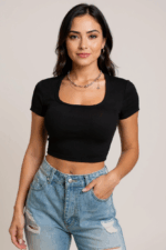 Kadın Siyah Yarım Kol Düz Yaka Crop Top Bluz – Şık, Rahat ve Kolay Kombinlenebilir - Görsel 3