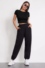 Kadın Siyah Yuvarlak Yaka Yarım Kol Crop Top Bluz – Şık, Rahat ve Kolay Kombinlenebilir - Görsel 5